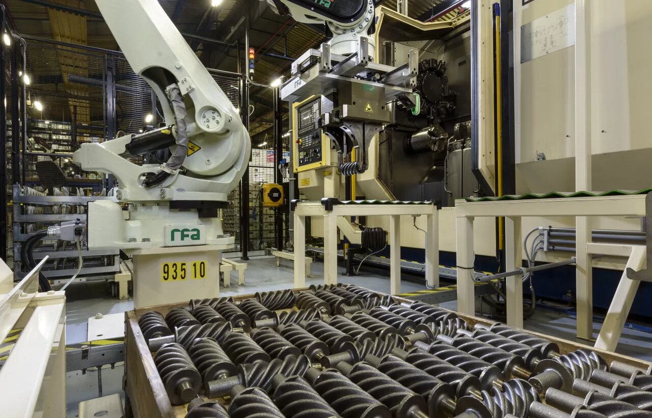 روتورهای کمپرسور اسکرو که در کارخانه اطلس کوپکو بلژیک کنار هم چیده شده است.