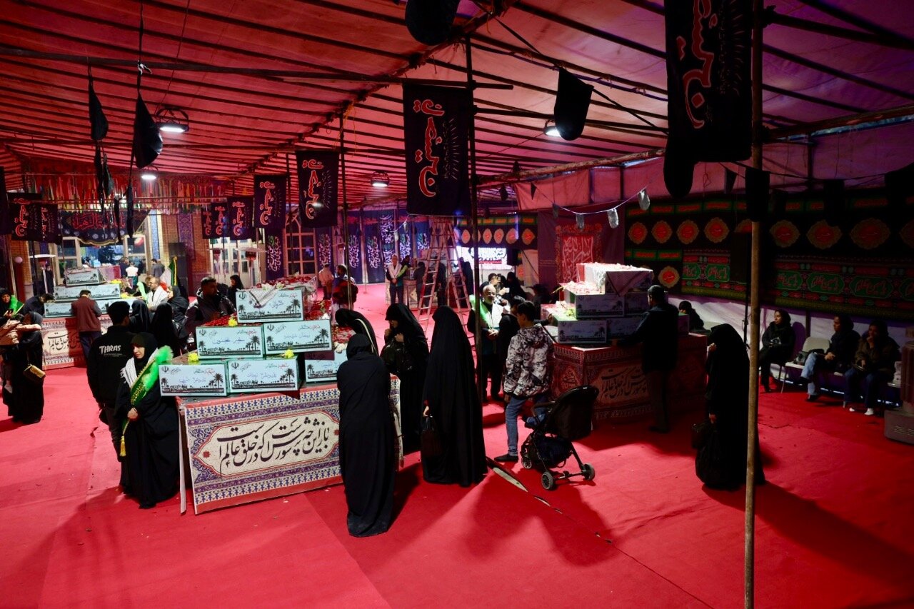 وداع تهرانی‌ها با ۱۰۰ شهید گمنام در موزه دفاع مقدس+ عکس