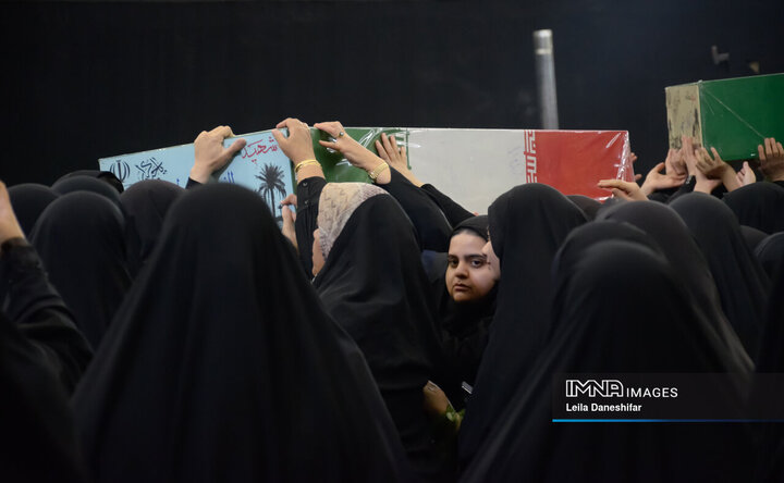 تشییع باشکوه شهدای گمنام همزمان با ایام شهادت حضرت فاطمه(س) در یزد