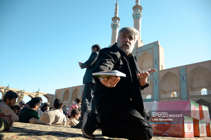 تشییع باشکوه شهدای گمنام همزمان با ایام شهادت حضرت فاطمه(س) در یزد