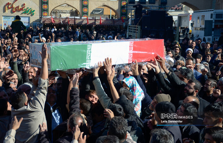 تشییع باشکوه شهدای گمنام همزمان با ایام شهادت حضرت فاطمه(س) در یزد