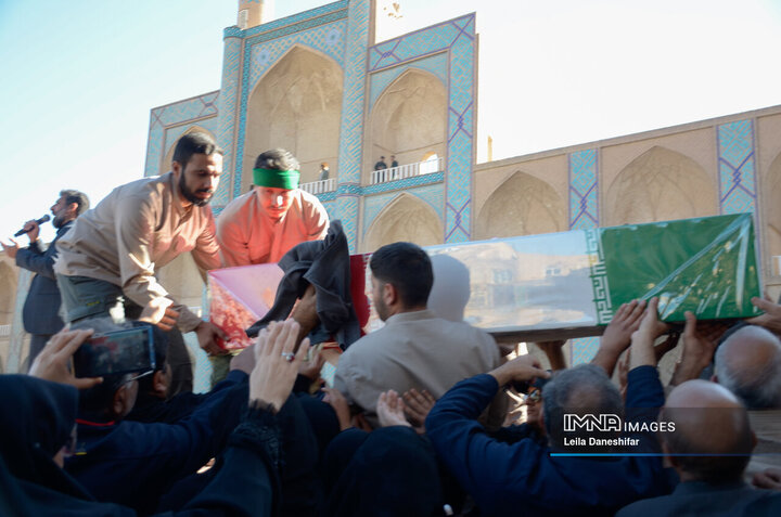 تشییع باشکوه شهدای گمنام همزمان با ایام شهادت حضرت فاطمه(س) در یزد