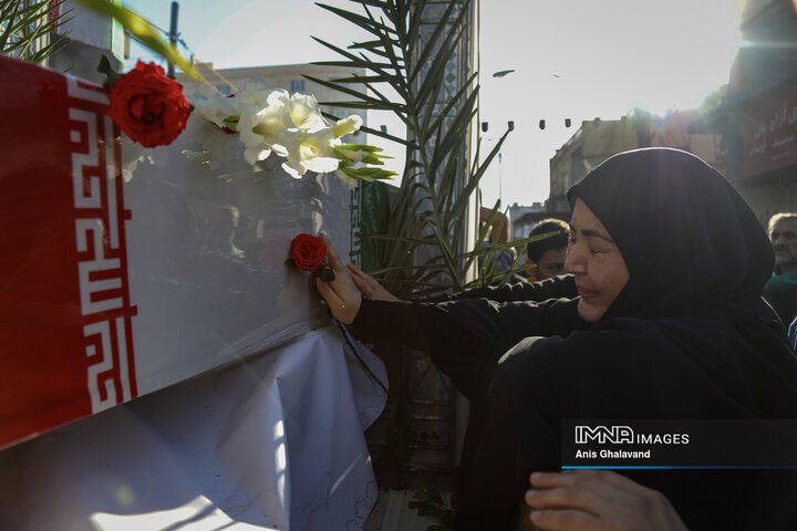 شاخه‌های یاس در اهواز؛ تشییع هشت شهید با نَفَس مادرانه فاطمی