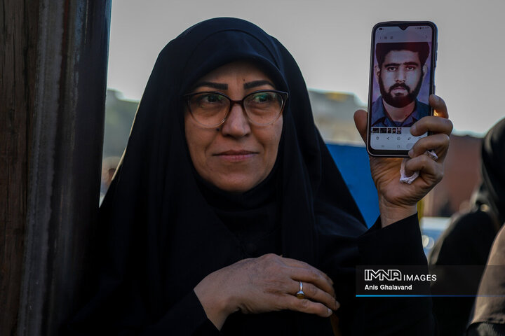 شاخه‌های یاس در اهواز؛ تشییع هشت شهید با نَفَس مادرانه فاطمی