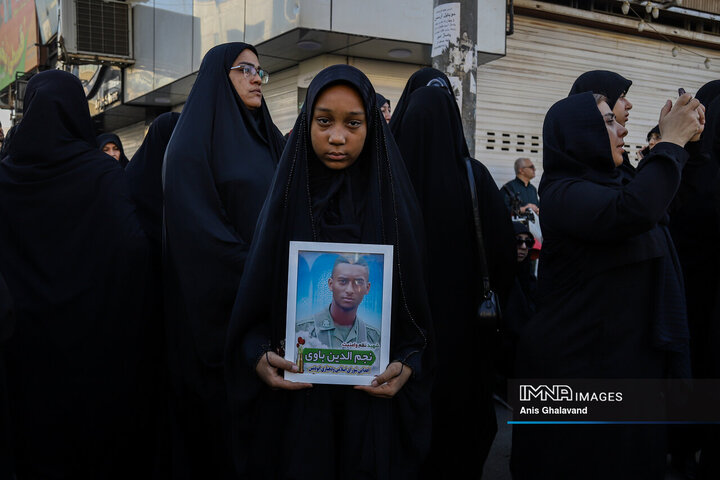 شاخه‌های یاس در اهواز؛ تشییع هشت شهید با نَفَس مادرانه فاطمی