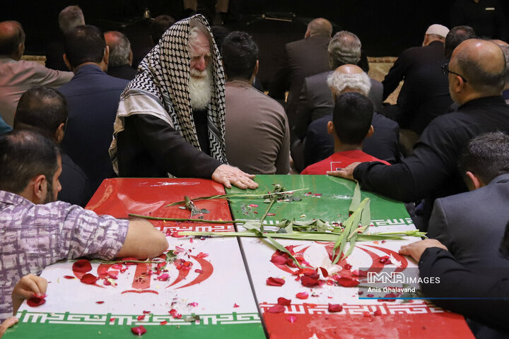 شاخه‌های یاس در اهواز؛ تشییع هشت شهید با نَفَس مادرانه فاطمی