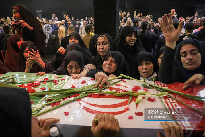 شاخه‌های یاس در اهواز؛ تشییع هشت شهید با نَفَس مادرانه فاطمی