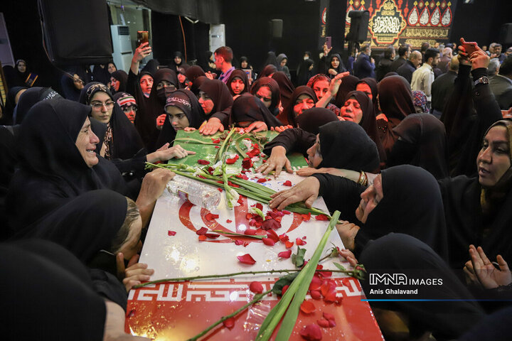 شاخه‌های یاس در اهواز؛ تشییع هشت شهید با نَفَس مادرانه فاطمی