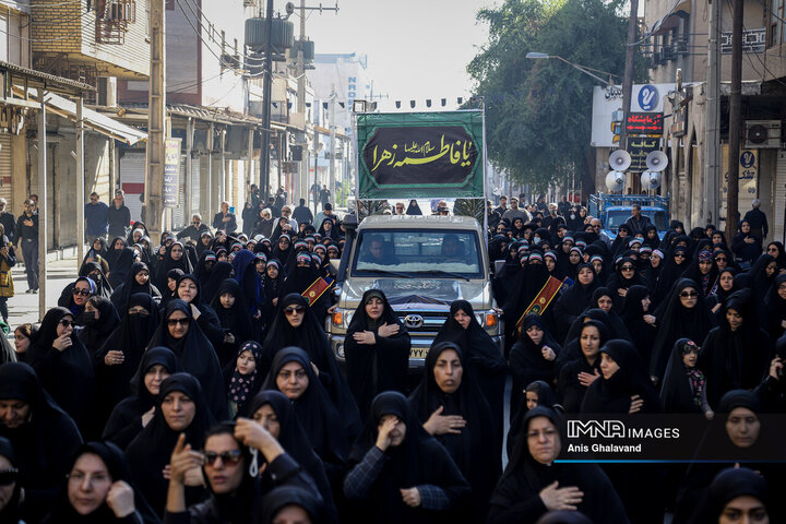 شاخه‌های یاس در اهواز؛ تشییع هشت شهید با نَفَس مادرانه فاطمی