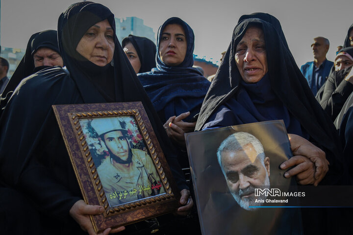 شاخه‌های یاس در اهواز؛ تشییع هشت شهید با نَفَس مادرانه فاطمی