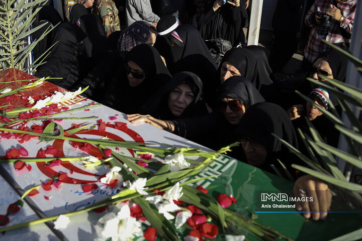 شاخه‌های یاس در اهواز؛ تشییع هشت شهید با نَفَس مادرانه فاطمی