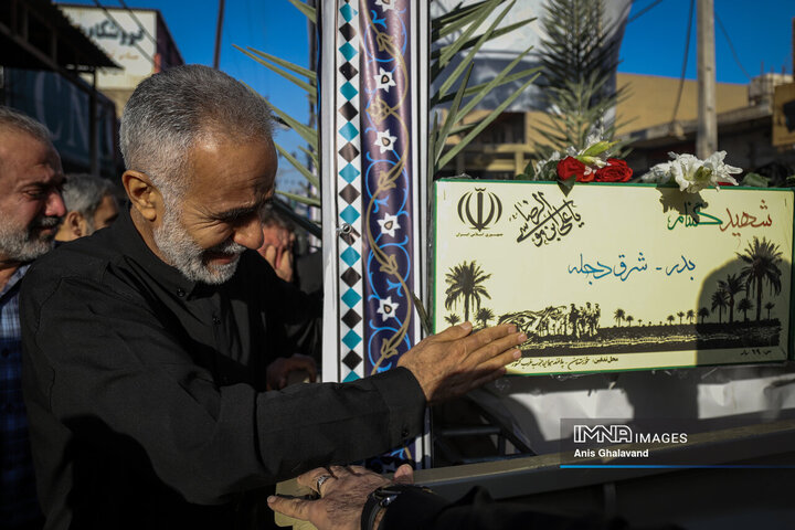 شاخه‌های یاس در اهواز؛ تشییع هشت شهید با نَفَس مادرانه فاطمی