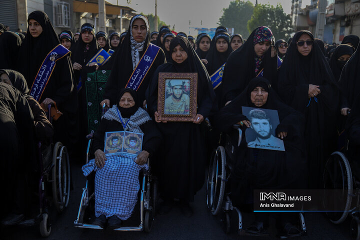 شاخه‌های یاس در اهواز؛ تشییع هشت شهید با نَفَس مادرانه فاطمی