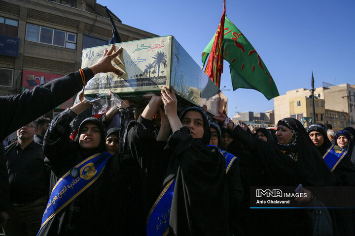 شاخه‌های یاس در اهواز؛ تشییع هشت شهید با نَفَس مادرانه فاطمی