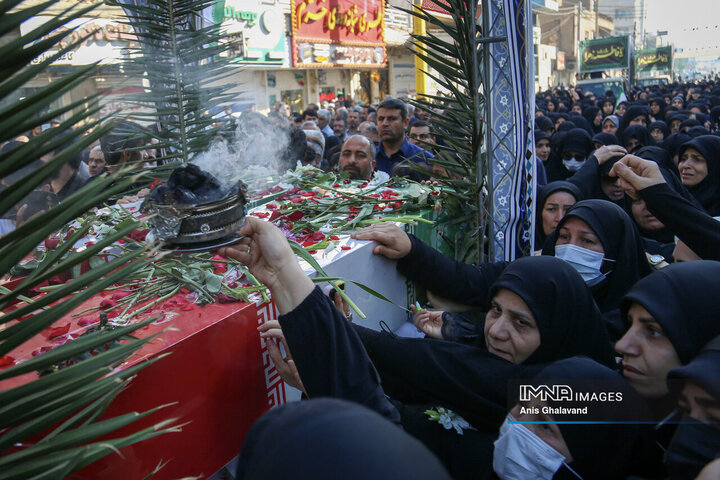 شاخه‌های یاس در اهواز؛ تشییع هشت شهید با نَفَس مادرانه فاطمی