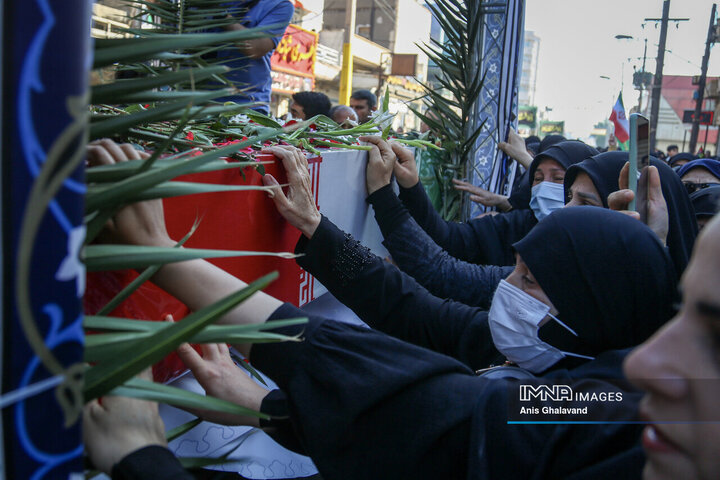 شاخه‌های یاس در اهواز؛ تشییع هشت شهید با نَفَس مادرانه فاطمی