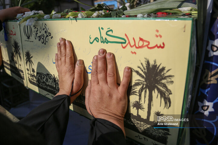 شاخه‌های یاس در اهواز؛ تشییع هشت شهید با نَفَس مادرانه فاطمی