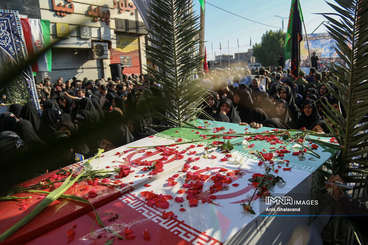 شاخه‌های یاس در اهواز؛ تشییع هشت شهید با نَفَس مادرانه فاطمی