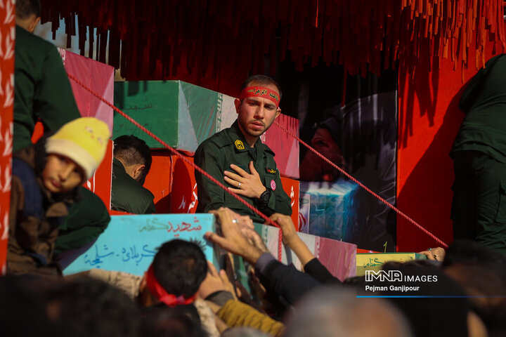 وداع مردم اصفهان با شهدای گمنام دفاع مقدس