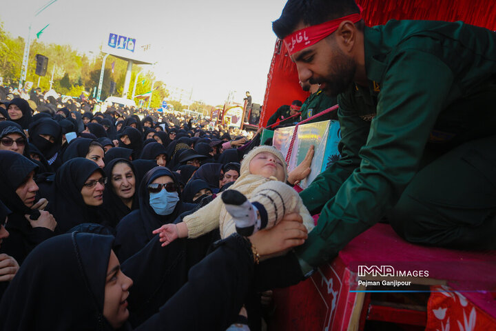 وداع مردم اصفهان با شهدای گمنام دفاع مقدس