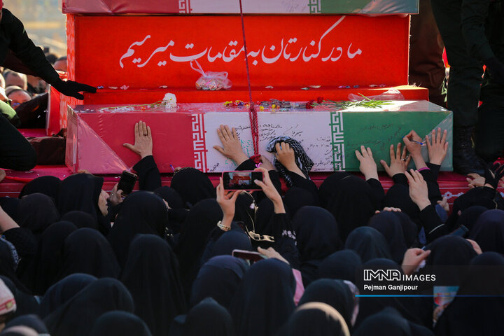 وداع مردم اصفهان با شهدای گمنام دفاع مقدس