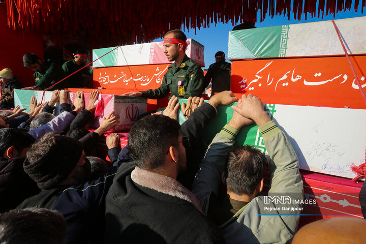 وداع مردم اصفهان با شهدای گمنام دفاع مقدس