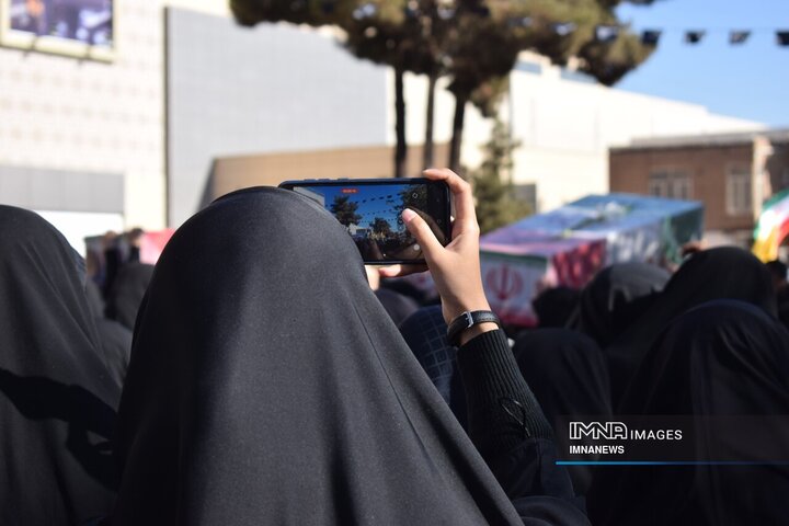 وداع عاشقانه مردم کرمان با یاران گمنام حاج قاسم