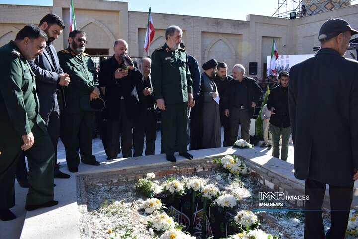 وداع عاشقانه مردم کرمان با یاران گمنام حاج قاسم