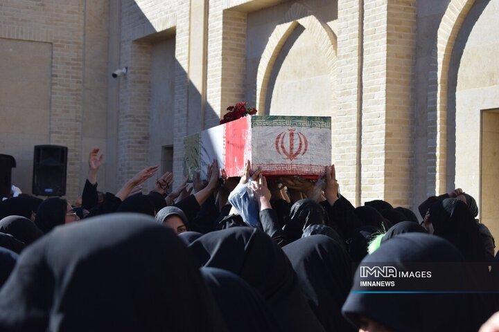 وداع عاشقانه مردم کرمان با یاران گمنام حاج قاسم