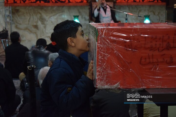 وداع عاشقانه مردم کرمان با یاران گمنام حاج قاسم