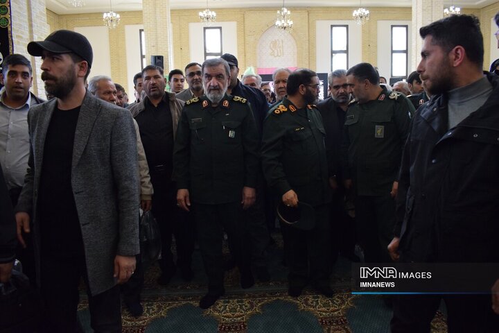 وداع عاشقانه مردم کرمان با یاران گمنام حاج قاسم