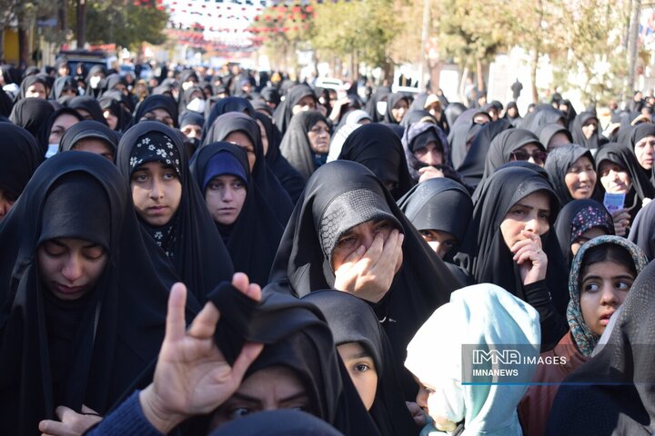 وداع عاشقانه مردم کرمان با یاران گمنام حاج قاسم