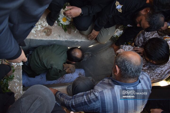 وداع عاشقانه مردم کرمان با یاران گمنام حاج قاسم