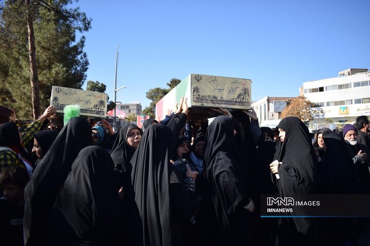 وداع عاشقانه مردم کرمان با یاران گمنام حاج قاسم