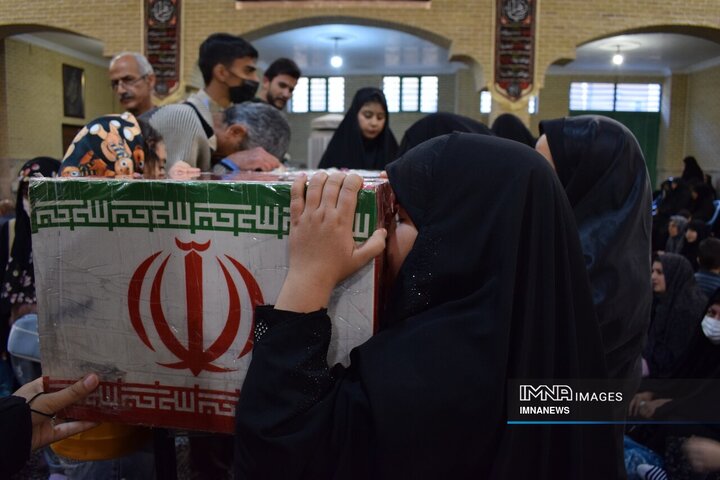 وداع عاشقانه مردم کرمان با یاران گمنام حاج قاسم