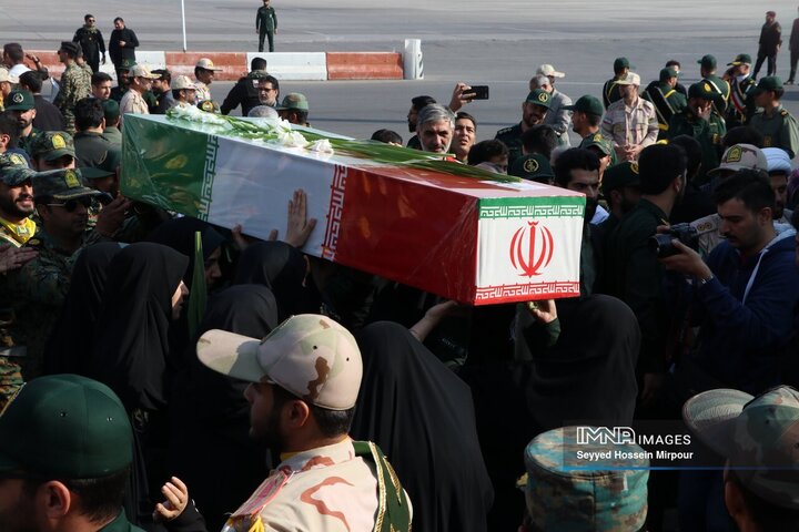 مشهد، قاب اشک فاطمی در استقبال از ۱۳ شهید گمنام