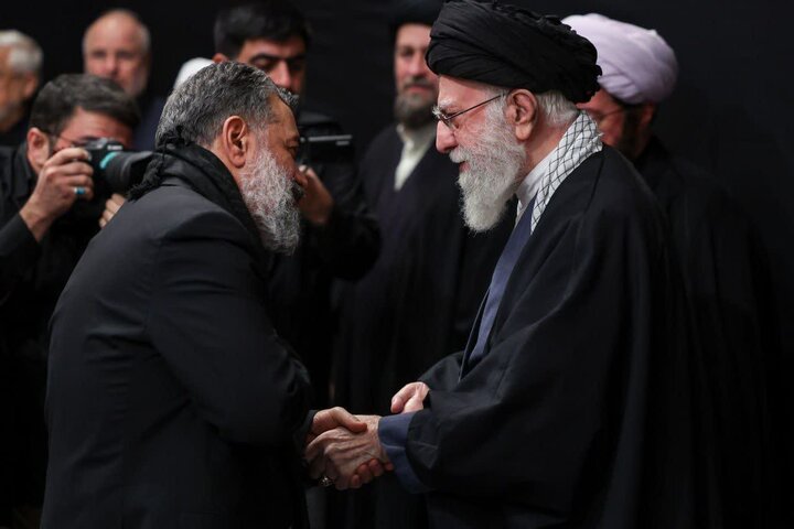 حاج محمود کریمی «ایران ای سرای امید ای حرم آل محمد (ص)» را برای رهبری خواند