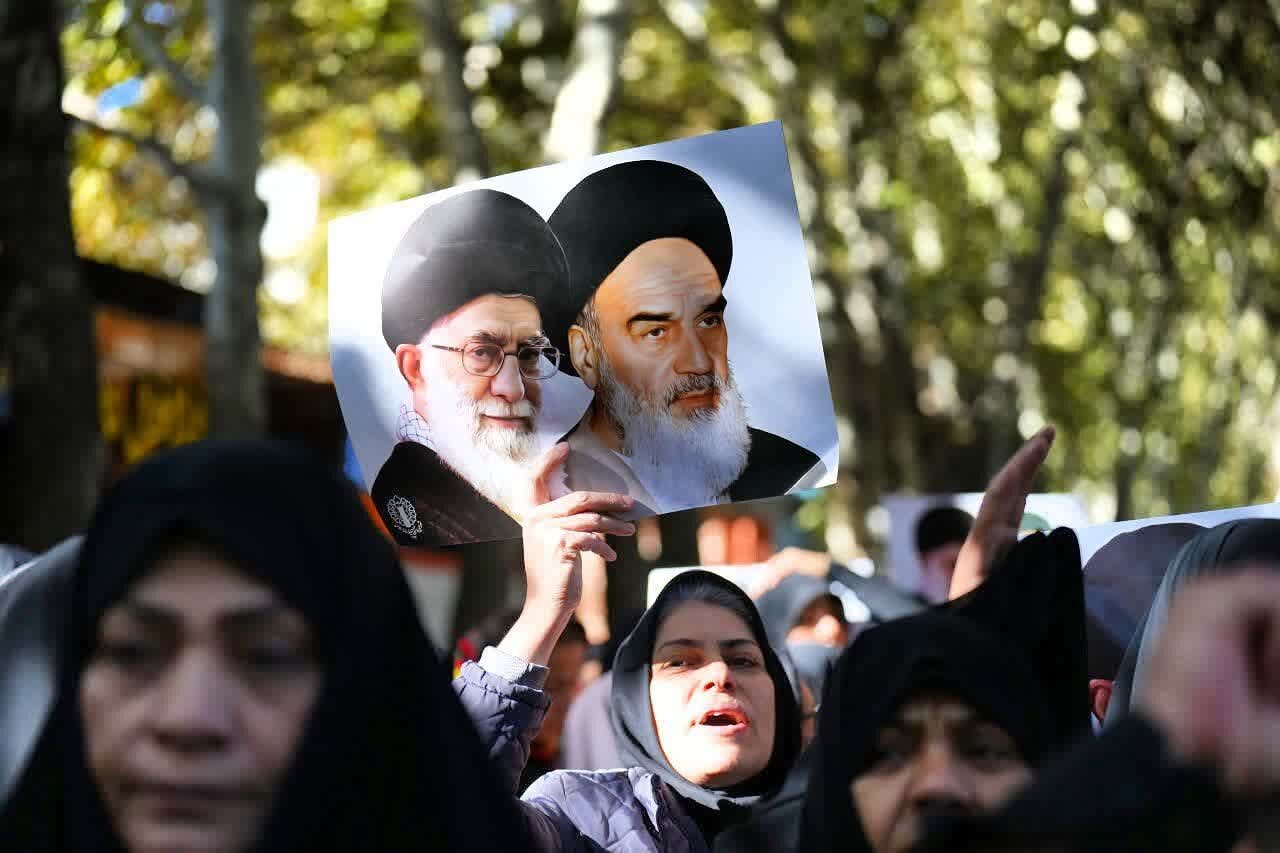 اشکها و نرگسها در مسیر کاروان شهدا؛ خرمآباد در سوگی فاطمی