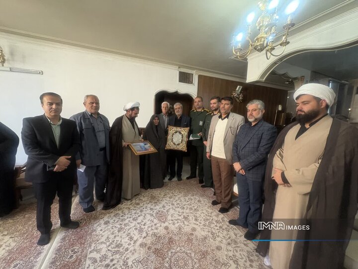 دیدار با خانواده شهدا وظیفه‌ای مستمر و دینی است