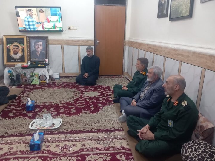 دیدار معاون هماهنگ کننده نیروی زمینی سپاه با خانواده شهید محمدحسین سواری