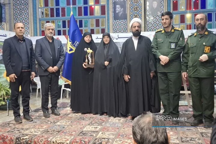 تقدیر از مادر شهید لبنانی در رویداد خدمت‌ساز بسیج منطقه ۵ اصفهان