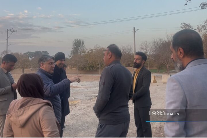 بازدید میدانی مدیر منطقه ۲ اصفهان از شهرک رسالت برای رسیدگی مستقیم به مشکلات مردم