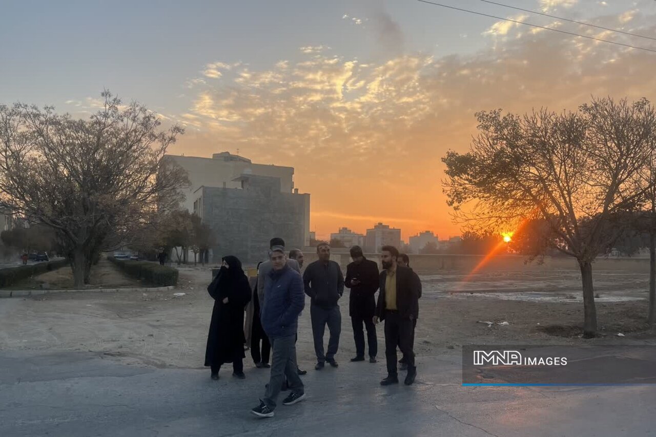 بازدید میدانی مدیر منطقه ۲ اصفهان از شهرک رسالت برای رسیدگی مستقیم به مشکلات مردم