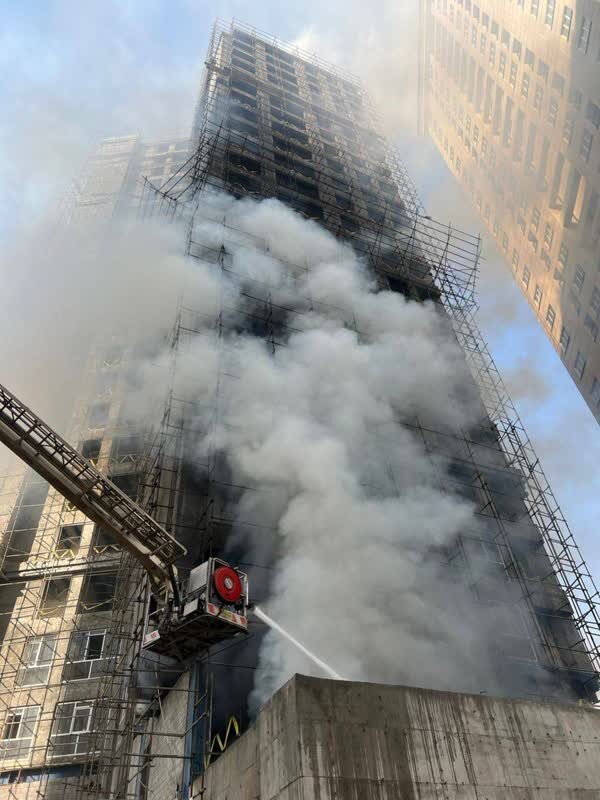 برج ۲۰ طبقه در تهران طعمه حریق شد+ عکس