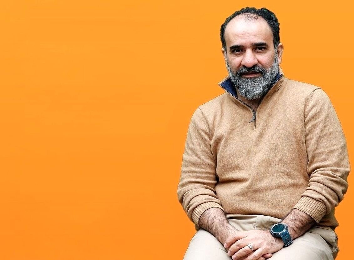 رضا امیرخانی کیست؟ بیوگرافی کامل، آثار شاخص و جزئیات سانحه سقوط پاراگلایدر نویسنده محبوب