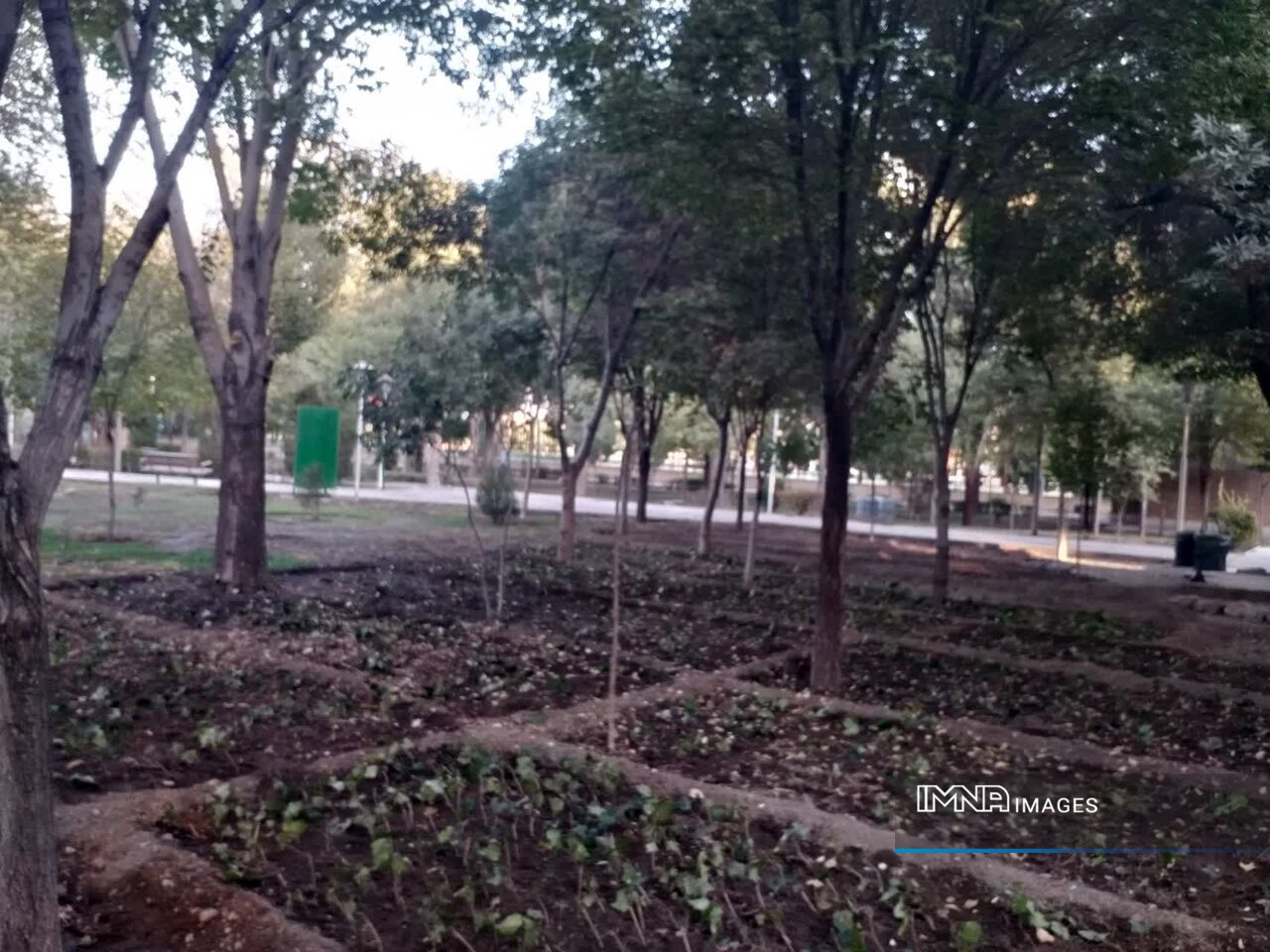 اجرای طرح اصلاح الگوی کاشت و توسعه آبیاری هوشمند در فضای سبز منطقه ۲ اصفهان