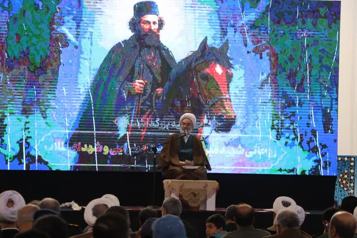 میرزا از چهره‌های برجسته مبارزه با سلطه خارجی بود