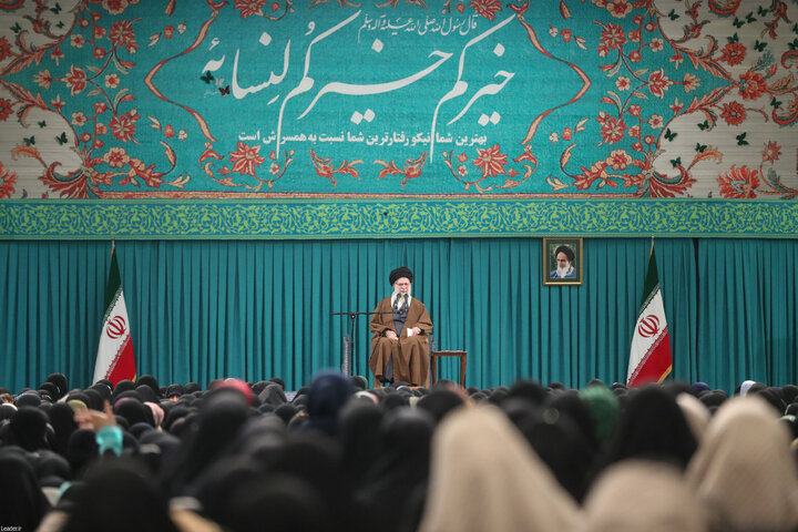 زن کارگزار خانه نیست، مدیر و رئیس است