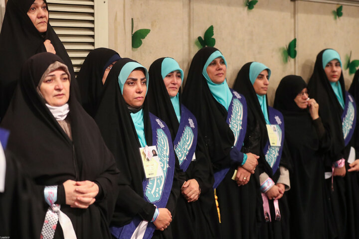 دیدار هزاران نفر از زنان و دختران با رهبر انقلاب