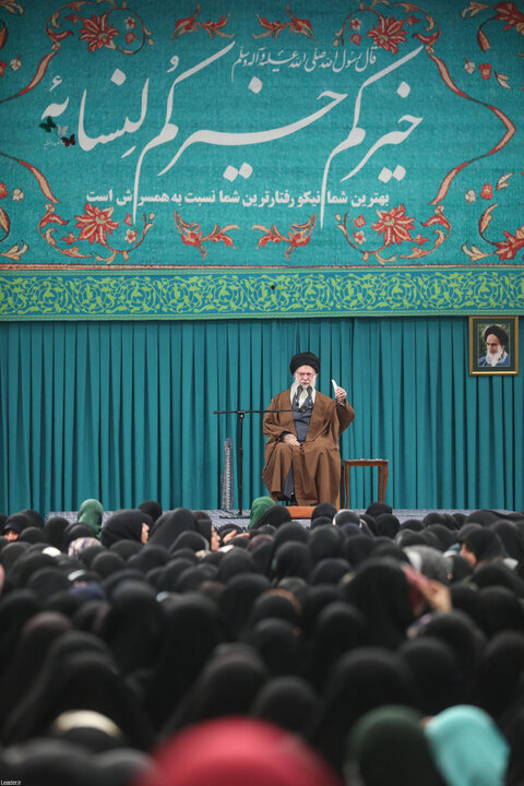 دیدار هزاران نفر از زنان و دختران با رهبر انقلاب